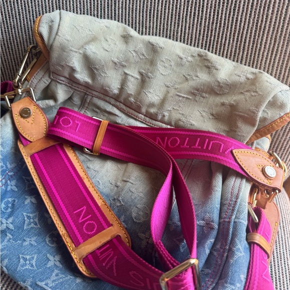 Louis Vuitton Limited Edition Blue Denim Monogram Denim  Louis Vuitton Blue and Pink Crossbody Bag Sunburst Denim